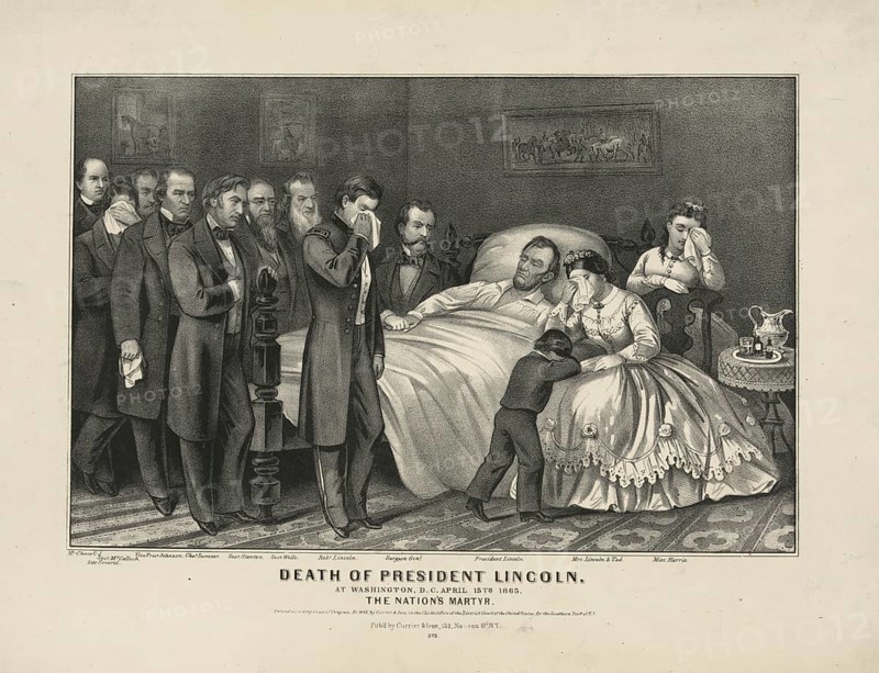 Death of US President Abraham Lincoln in Petersen House on April 15, 1865. In addition to the dying president in bed, grieving family members such as his woman Mary Todd Lincoln and numerous government members and generals are gathered, American history, authentic, digitally restored reproduction in high resolution from a 19th century original, exact date of presentation unknown, historical