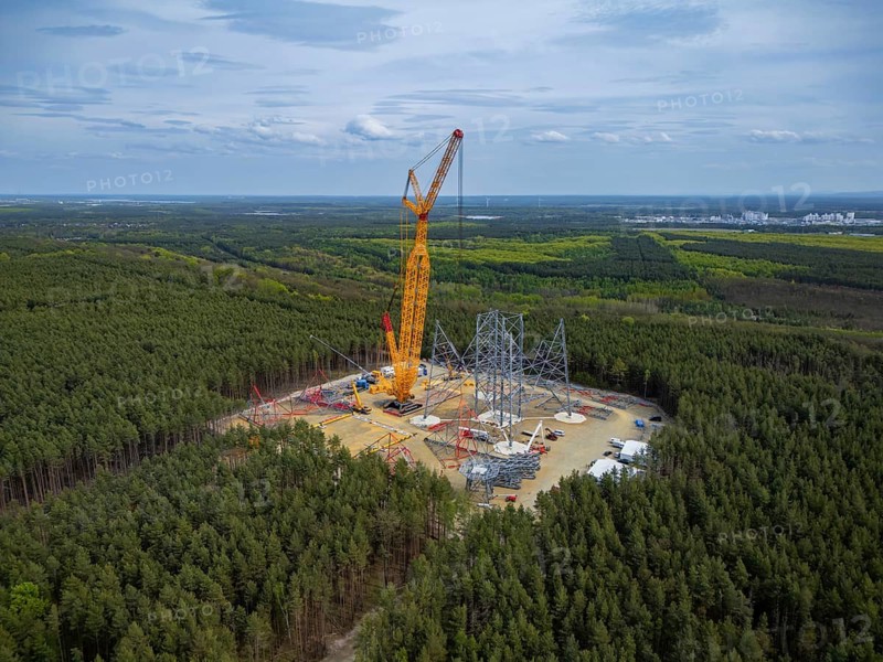 Assembly of the GICON high-altitude wind tower. The world's tallest wind turbine is taking shape. The high-altitude wind tower is intended to harness wind energy at high altitudes. Depending on location and operating conditions, stronger and more consistent winds at high altitude can achieve a significantly higher annual yield than with current systems. System: telescopic tower system, hub height: 300 meters, total height: approx. 360 meters, installation is carried out with the KR 900 Liebherr LR 11350 crawler crane, Schipkau, Brandenburg, Germany