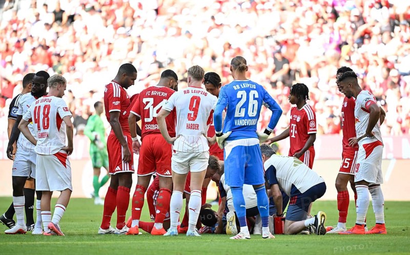 Jamal Musiala, FC Bayern Munich (FCB) (10), collapses to the ground, exhausted, exhaustion, fainting, goalkeeper Maarten Vandevoordt, RasenBallsport RB Leipzig (RBL) (26), football, Telekom Cup, Allianz Arena, Munich, Bavaria, Germany
