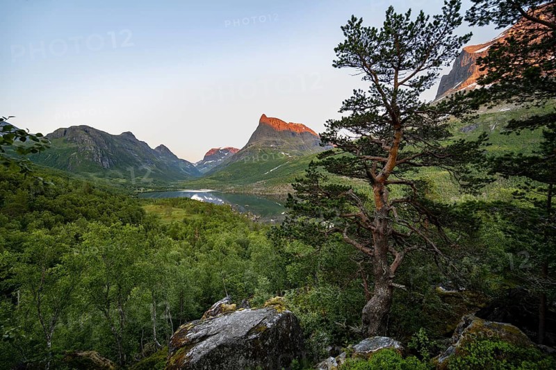 Innerdalen high valley with lake Innerdalsvatna, mountains with Innerdalstårnet peak, in the evening light at sunset, Trollheimen, Sunndal, Møre og Romsdal, Vestlandet, Norway