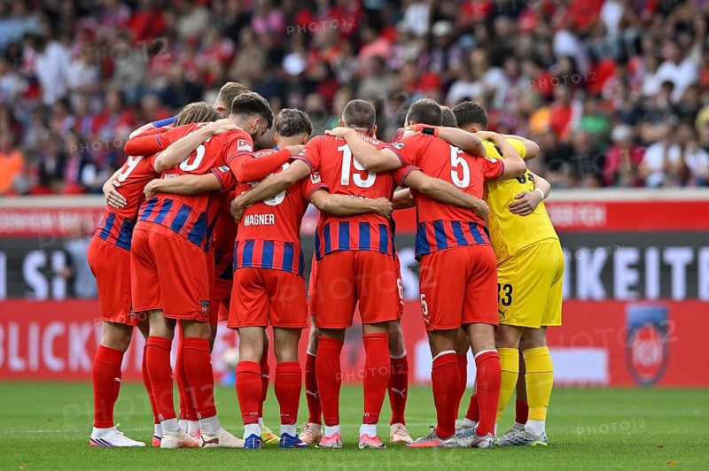 Team building, circle of the team in front of the start of the game 1. FC Heidenheim, Bundesliga, soccer, Voith-Arena, Heidenheim, Baden-Württemberg, Germany