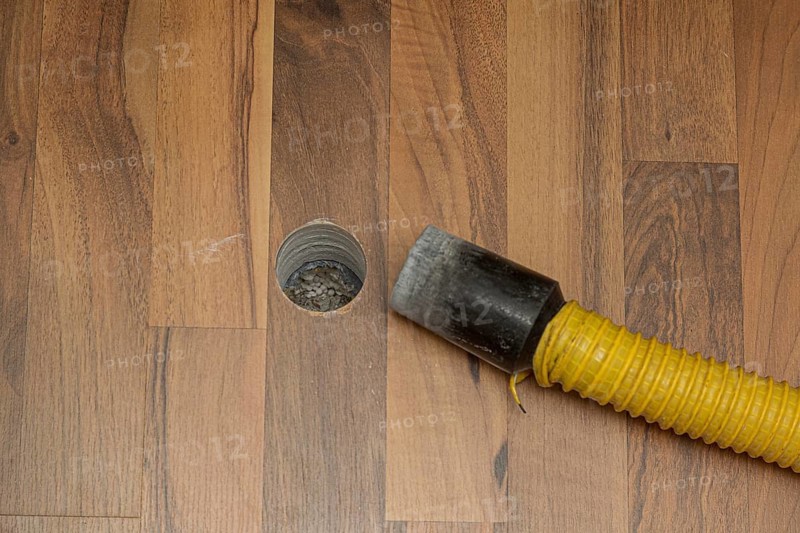 Core drilling in laminate flooring for screed insulation layer drying after water damage due to a defective washing machine connection