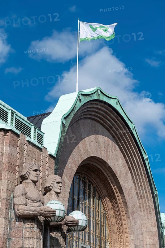 Steinmänner oder Kivimiehet, Männer mit Globus, by Emil Wikström, entrance to Helsinki Central Station or Helsingin päärautatieasema, Finland