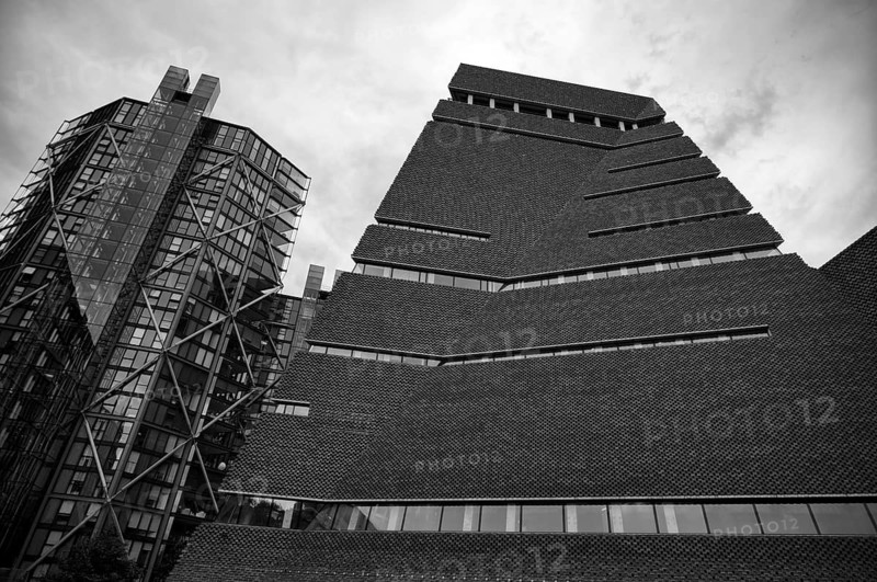 Façade of the Tate Gallery of Modern Art, former combined heat and power plant, skyscrapers, Bankside, Southwark, black and white, London, England, Great Britain