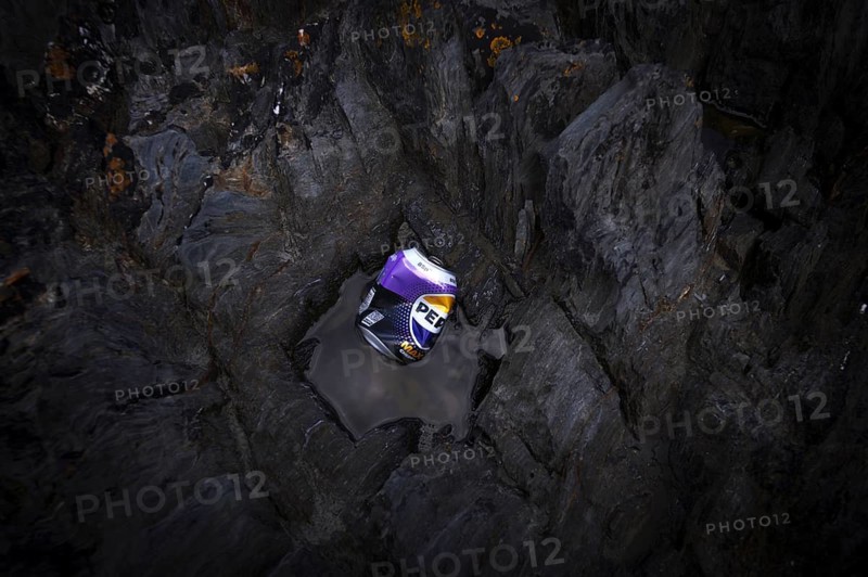 Environmental pollution, trash, empty tin can PEPSI, beverage can, dented, carelessly lying between rocks on the beach, Pennance Point, rocky coast, Falmouth Bay, Cornwall, England, Great Britain, Great Britain