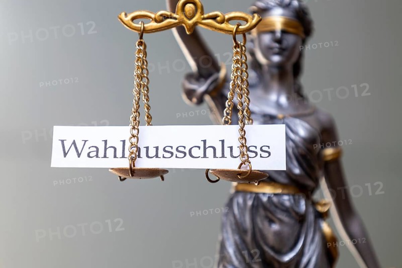 On the scales of Justice lies a sign bearing the words ‘EXCLUSION FROM ELECTION' (illustrative image) . In the mayoral election in Ludwigshafen, Joachim Paul of the AfD was rejected as a candidate by the electoral committee. Meanwhile, an increasing number of politicians are having their right to stand for election revoked