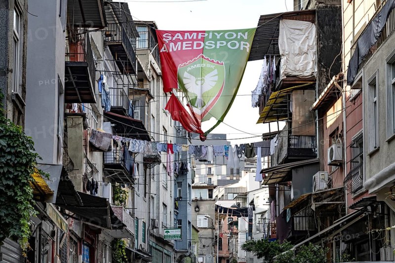 Tanbul, Turkey. August 8th 2026. A flag supporting Ahmed Spor in the Tarlabasi neighbourhood of Istanbul, a sports club based in Diyarbakir, Turkey and who have just been promoted to the Turkish Super Lig, Amed Sk is widely supported by the Kurdish population of Turkey
