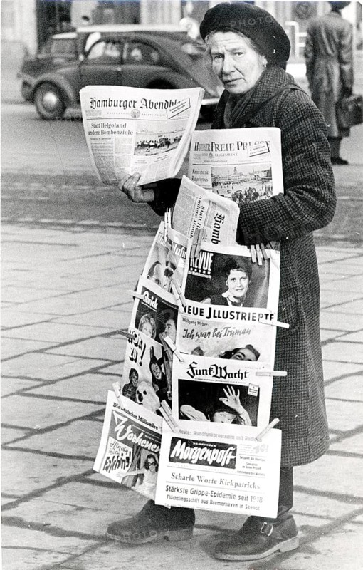 Hamburg, post-war period, poverty, outpatient business, elderly woman selling various newspapers in a city street, John Holler, February 1946