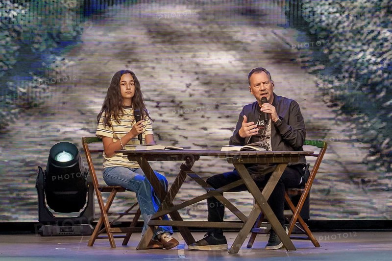 Ayla (13), winner of the 2025 reading competition, and Sebastian Fitzek at the 20th-anniversary Fitzek show at Berlin's Waldbühne on 7 August 2026