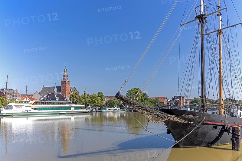 Town Hall, Leeraner Hafen, boats, sailing ship, Leer, East Frisia, Lower Saxony, Germany