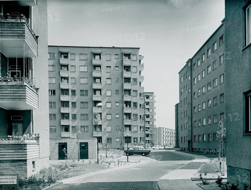 Berlin, Kreuzberg, Otto-Suhr-Siedlung, Alexandrinenstr, Stallschreiberstr., Oranienstr., Waldeckpark, residential buildings, post-war modernism, apartment buildings along a wide street with simple architectural forms, Otto Hagemann, 1964