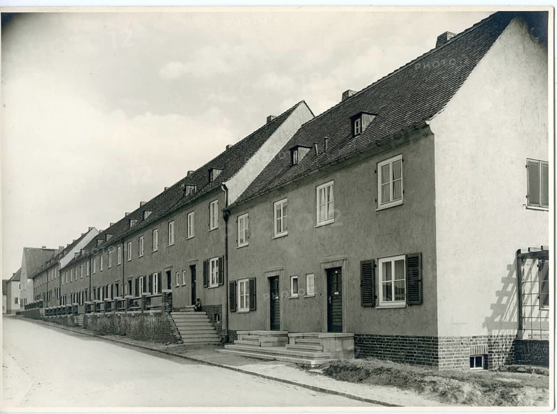 Kitzscher mining settlement, Saxony, architecture, Curt Schiemichen, around 1935, residential buildings, uniformity, row houses along a street in a historical black and white photograph