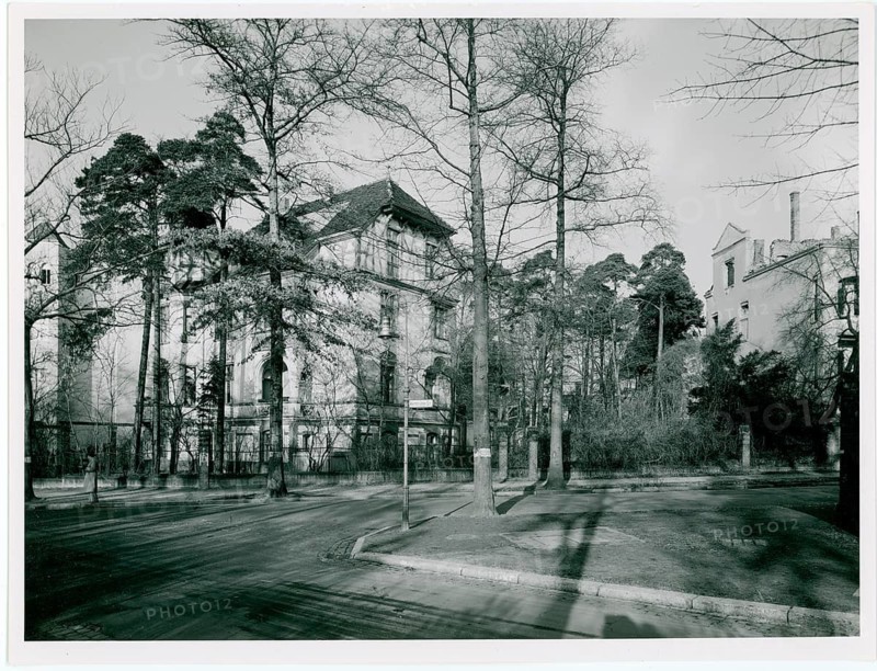 Berlin, Grunewald, Gründerzeit Villa, Paulsborner Str., Warmbrunner Str., historic building surrounded by tall trees at a quiet crossroads, Otto Hagemann, 1955