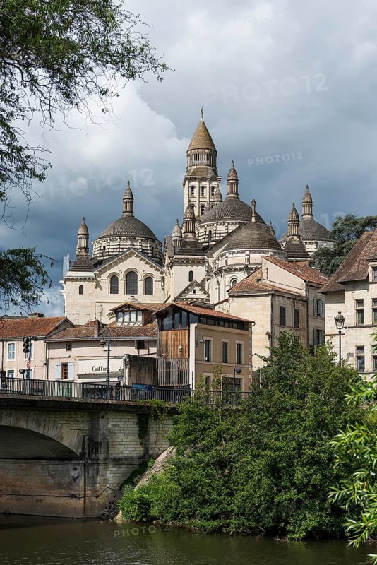 Pont des Barris with old town and Saint-Front Cathedral in Pèrigueux, Dordogne, France