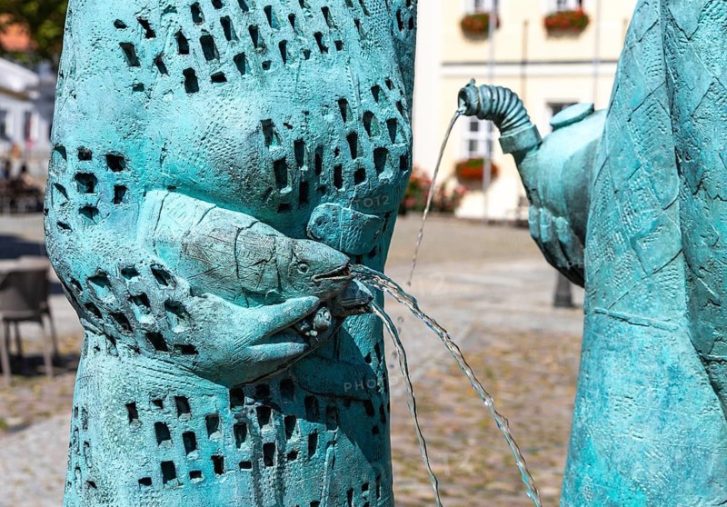 Patinated ceramic figures on the historic market square of Angermünde, work by artist Christian Uhlig from 1999, Angermünde, Brandenburg, Germany