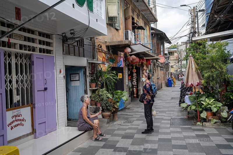 Bangkok, Thailand. August 20th 2026. Two local women chat in the historical neighbourhood of Talat Noi, close to Chinatown, with its vintage shops, cafes and traditional daily life is now becoming a popular tourist destination in Bangkok, Thailand, Asia