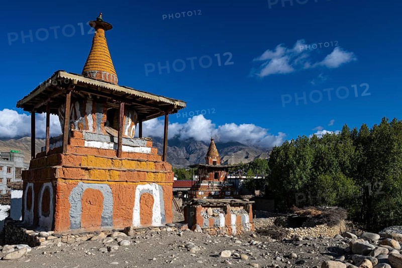 Buddhist stupa, also choerten, tsarang, mustang, upper mustang, former kingdom, Himalayas, Nepal