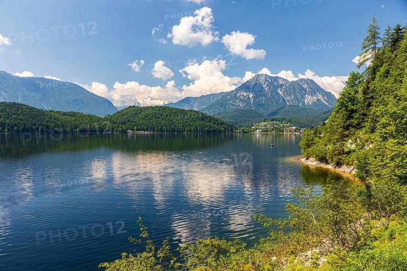 Lake Altaussee, Hohe Dachstein and Sarstein in the background, Altaussee, Styria, Austria