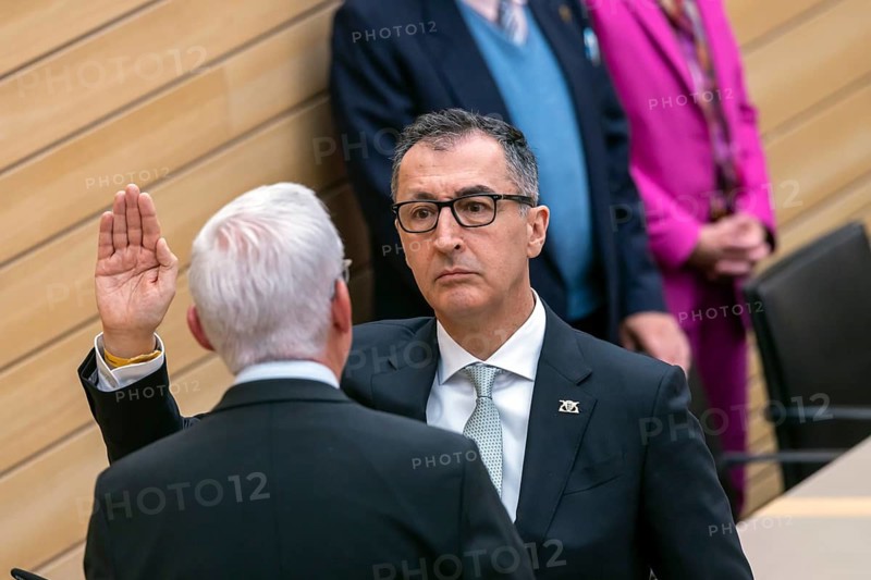 I swear ... The new Minister President is sworn in by State Parliament President Thomas Strobl. Cem Özdemir (Bündnis90-Die Grünen) is the new Minister President of the state of Baden-Württemberg. He is the first minister president in Germany with Turkish roots. Stuttgart, Baden-Württemberg, Germany