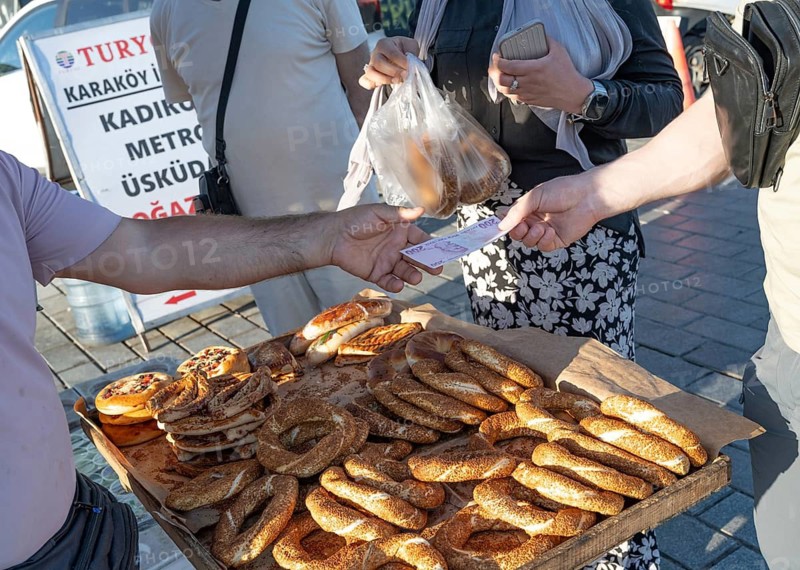 Istanbul, Turkey. June 6th 2026. A customer paying for a Simit with a 200 Lira note. Simit is a popular street food snack found all over Turkey
