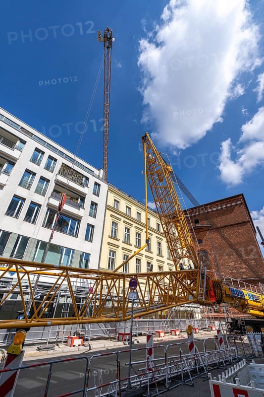 Mobi Hub, heavy construction machine with special technology setting up a crane in the narrow Schumannstraße at Agries Sorma Park, Berlin, Germany