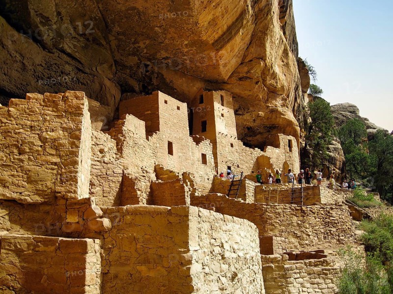 Tourist group, Cliff Palace, sandstone rock dwelling, abandoned place of worship of the Ancestral Puebloans in rock recess, cliffs, Anasazi, Pueblo culture, ruins, archaeological site, Mesa Verde National Park, Colorado, USA
