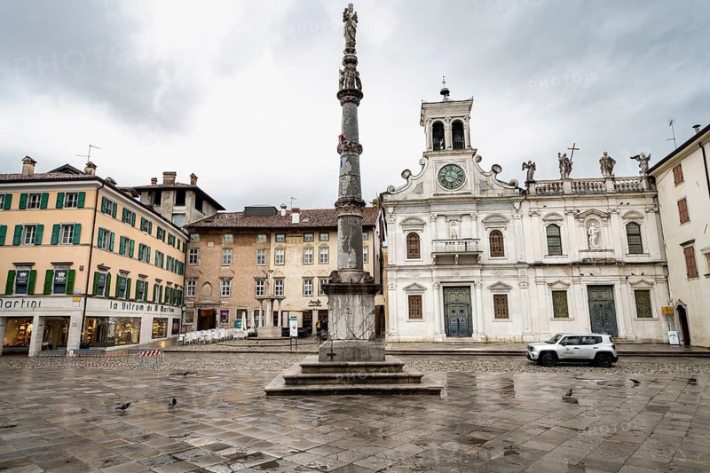 Piazza Giacomo Matteotti with Marian Column and Chiesa di San Giacomo Apostolo Church, Old Town, Udine, Friuli-Venezia Giulia, Italy