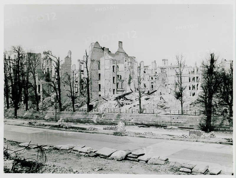 Wehrmacht High Command, Tirpitz Ufer, Berlin, end of war, World War II, destroyed buildings and bare trees show war destruction in an urban street, 1945, Martin Badekow