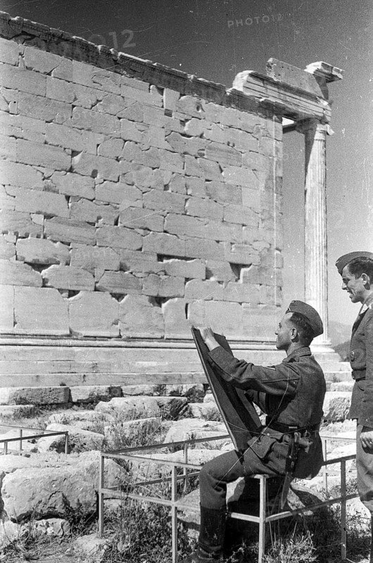 Historische Luftaufnahme, Gesichter des zweiten Weltkrieges. Deutsche Luftwaffensoldaten auf beim Sightseeing in Korinth, Griechenland, 1942
