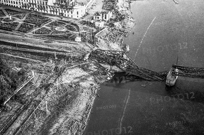 Historische Luftaufnahme, Im Herbst 1942 flog die deutsche Luftwaffe umfangreiche Angriffe auf die Rote Armee im Raum Stalingrad, hier ein zerbombtes Schiff auf der Wolga