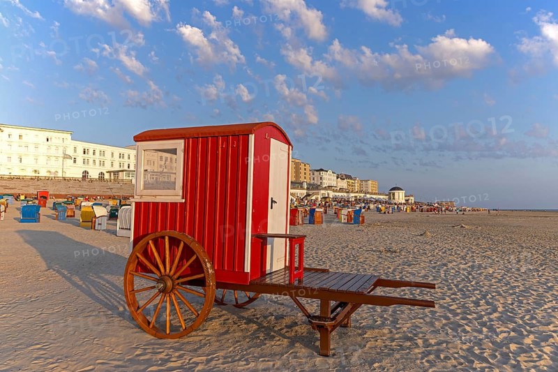 Historic bath cart, used today by lifeguards, main beach, hotels on the beach promenade, Borzburg, East Frisia, Lower Saxony, Germany