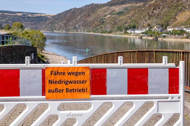 Ferry service suspended due to low tide. Many car ferries on the Rhine are out of service. Drivers have to accept long detours. Kaub, Rhineland-Palatinate, Germany