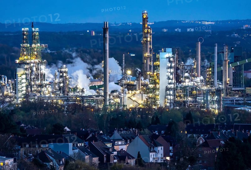 Ruhr Oel GmbH, BP Gelsenkirchen Refinery, in GE-Horst, production of products from mineral oil, Aral, gasoline, diesel, kerosene, view over the Beckhausen district, Gelsenkirchen, North Rhine-Westphalia, Germany