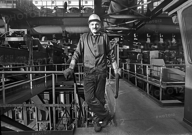 Essen, DEU, 17.11.85 - Workers at the Zollverein coking plant. The coking plant was discontinued in 1993. Together with Zollverein Colliery, the former coking plant was declared a World Heritage Site by UNESCO in 2001, Essen, Germany