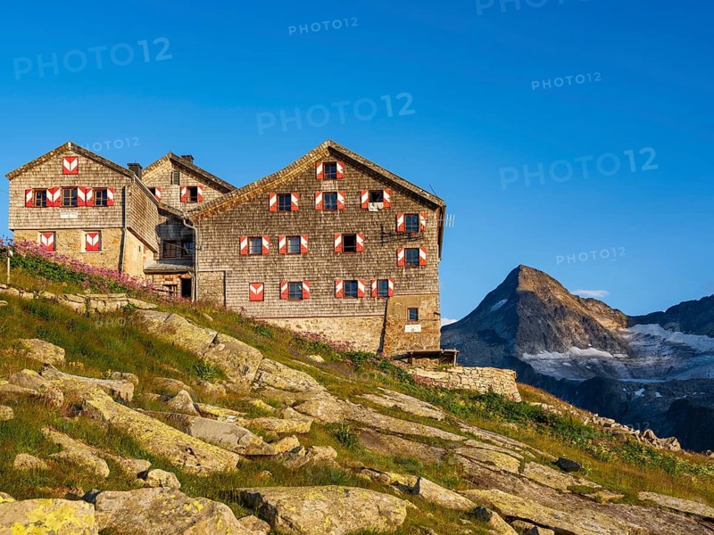 Kürsinger Hütte, behind Großer Geiger, Venice Group, Hohe Tauern National Park, Province of Salzburg, Austria
