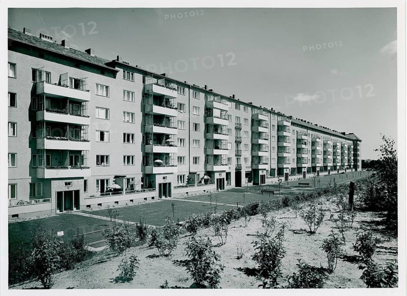 Berlin, Zehlendorf, Sundgauer Str., residential buildings, post-war period, architect, Max Rudolph, post-war modernism, long series of identical residential buildings with balconies and small gardens, Otto Hagemann, 1953