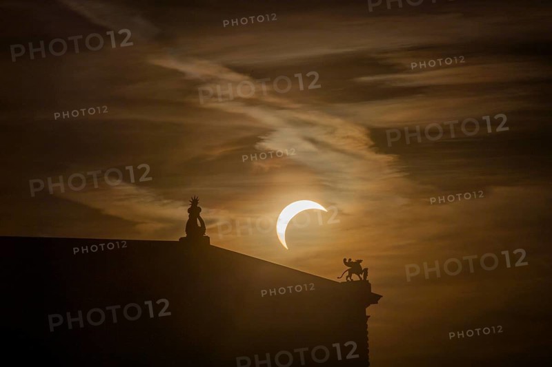 The 2026 solar eclipse in Dresden on Brühl's Terrace was watched by numerous onlookers. Here is the roof decoration of the Semper Opera House, Dresden, Saxony