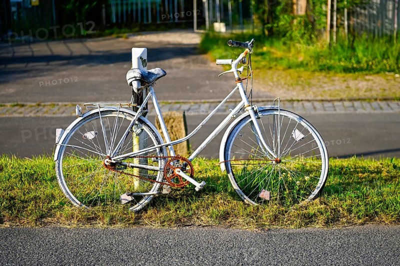 White-painted bicycle on the side of the road as a reminder of a cyclist in Rothenburgsort, Hamburg, Germany +++ editorial use only
