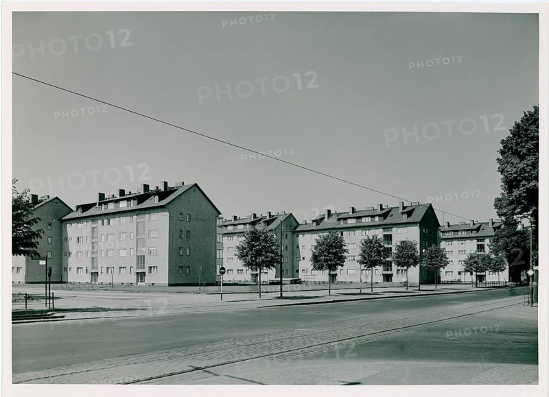 Berlin, Tempelhof, Germaniastr., residential buildings, post-war buildings, 1955, view of a residential development with several single-storey houses and paved streets, Otto Hagemann