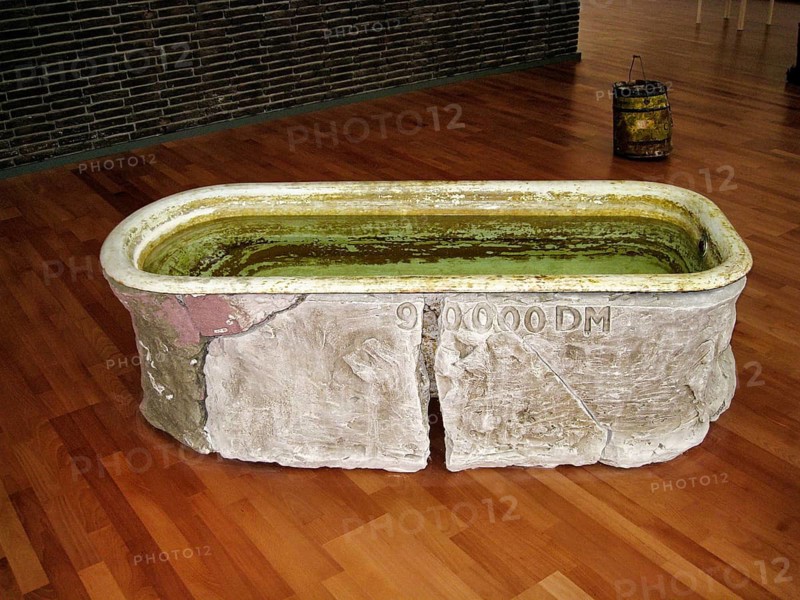 Quirky work of art bathtub, sculpture, object from everyday life, inscription, price 900, 000 DM, irony, parody, allusion to scandal involving Joseph Beuys, value, art market, exhibition at the Lehmbruck Museum, Duisburg, Germany