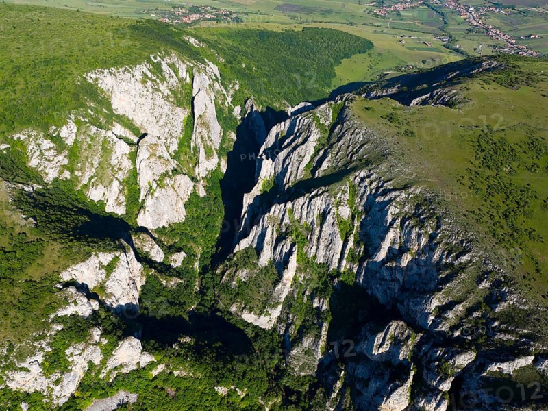 Bird's eye view of dramatic rocks and vast green valleys extending to the horizon, aerial view, Cheile Turzii, Turda Gorge, Thorenburg Gorge, Turda, limestone gorge in the Trascau Mountains, Trascau, nature reserve, Western Carpathians, Transylvania, Romania