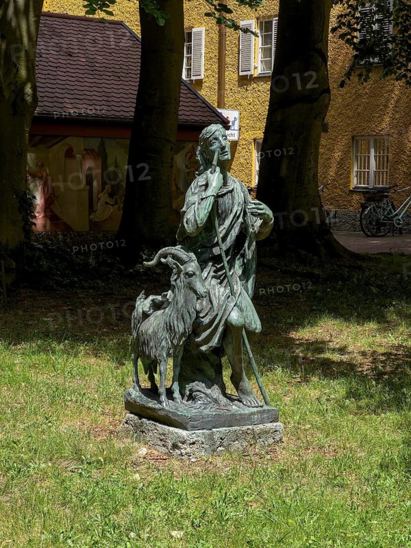 Yellow residential buildings, courtyard, bronze figure, borstei, heritage-protected housing estate, Munich, Bavaria, Germany