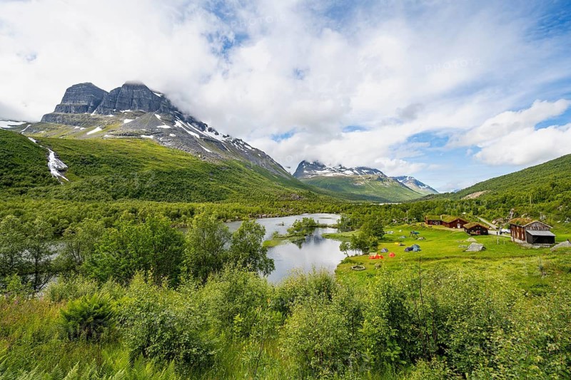 Traditional houses with grass roofs on Lake Litlvatnet, Renndølsetra, Innerdalen high valley, mountain landscape, Trollheimen Mountain Area, Sunndal, Møre og Romsdal, Vestlandet, Norway