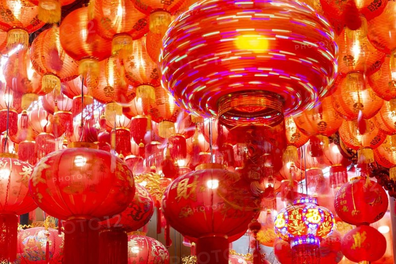 Traditional Chinese lanterns, numerous lanterns hanging from the ceiling, Wat Mangkon Kamalawat, Yaowarat Road, Chinatown, Bangkok, Thailand