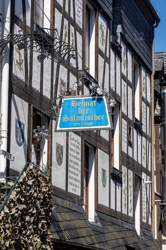 The town of St. Goarshausen on the Rhine, in the Upper Middle Rhine Valley World Heritage Site, sign in the old town commemorates salm fishing, salmon fishing in the Rhine up to 1939, Rhineland-Palatinate, Germany