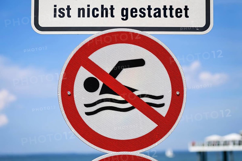 Swimming prohibited at the pier, prohibition sign at the Seeschlösschenbrücke in Timmendorfer Strand, Schleswig-Holstein, Germany +++ editorial use only