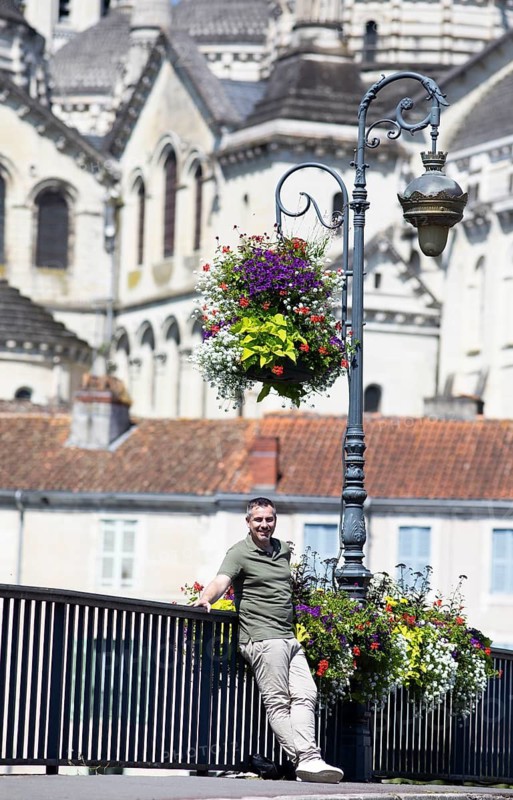 Jean Siefert Ostermann, Director Destination Périgueux, Office de Tourisme, on the Pont de Barris bridge, Saint-Front Cathedral in the back, Périgueux, Dordogne department, Nouvelle-Aquitaine region, Périgueux arrondissement, Périgord Blanc, France
