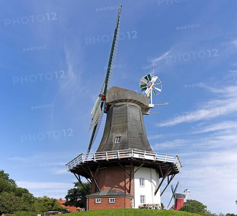 Zwillingswindmühlen, Greetsiel, Krummhörn, East Frisia, Lower Saxony, Germany
