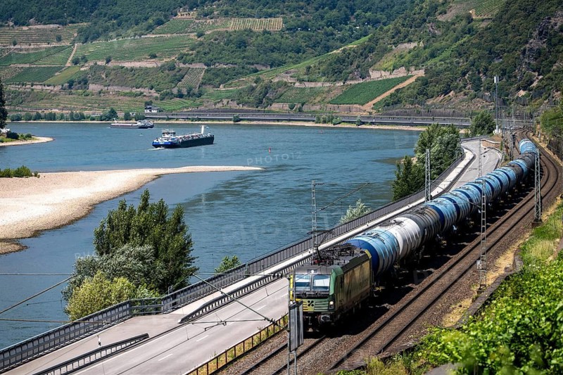 On the right bank of the Rhine between Rüdesheim and Koblenz, one of the busiest railway lines in Europe, around 250 trains, including over 150 freight trains, run on the train ticket around the clock daily, extreme noise pollution for residents, some of whom live a few meters away from the train line, it will be completely closed for half a year in July 2026 and to renovate and modernize the line in many places, between Lorch and Aß Mannshausen, Rhineland-Palatinate, Germany