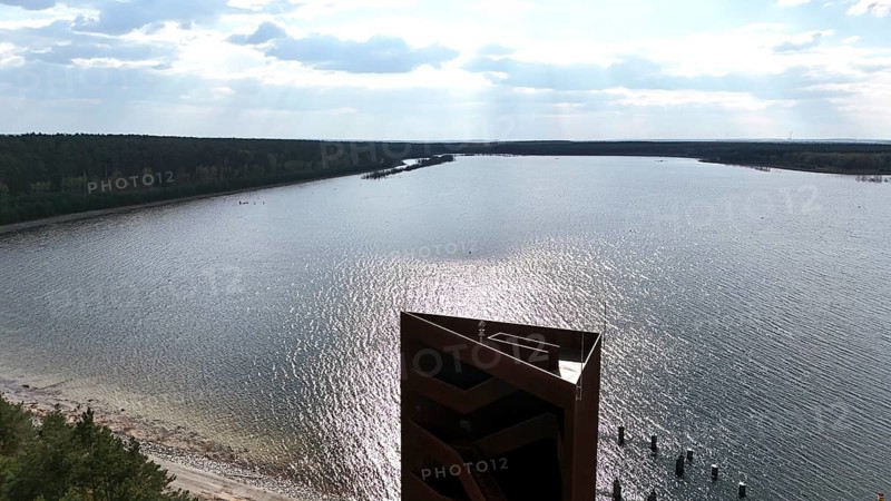 View of the Rustiger Nagel observation tower. It was built in 2008 at the mouth of the Sorno Canal and Lake Sedlitz, 21.04.2026. Sedlitzer See is a lake in the Lusatian Lake District. The former lignite mining district is becoming a holiday paradise. Europe's largest created water landscape is being created with two dozen flooded lakes and navigable canals. Five lakes will soon be made navigable via canals, Lieske, Brandenburg, Germany